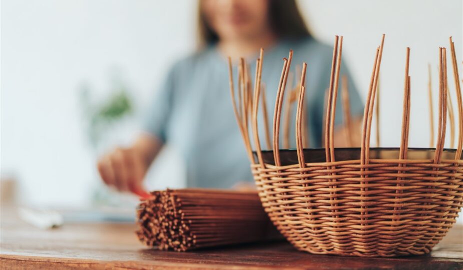 incorporer un panier en osier dans votre aménagement