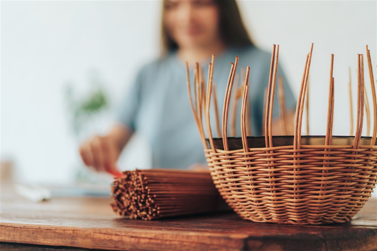 incorporer un panier en osier dans votre aménagement