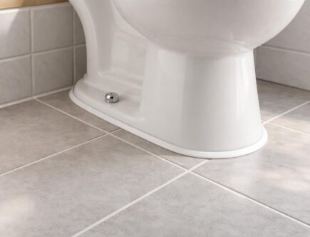 découvrez comment prévenir et réparer les fuites entre wc et carrelage pour éviter les dégâts des eaux dans votre salle de bain.