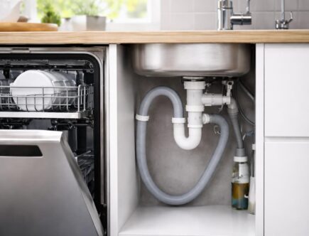 découvrez des astuces pratiques pour positionner correctement le tuyau de vidange de votre lave-vaisselle et éviter les erreurs courantes qui peuvent provoquer des fuites ou un mauvais drainage.