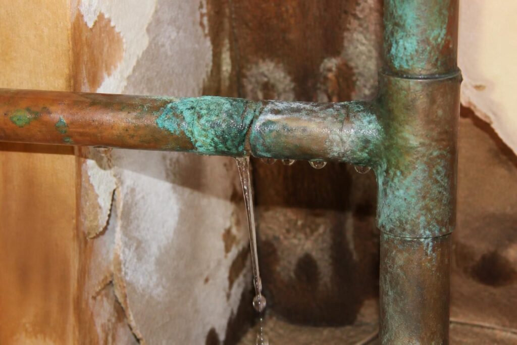 découvrez les risques du vert de gris et du cuivre sur votre plomberie, leurs conséquences sur la durabilité de vos installations, et comment les prévenir efficacement.