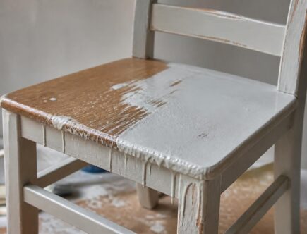 découvrez les erreurs courantes à éviter lors de la peinture d'une chaise en bois sans poncer, pour obtenir un résultat lisse et durable.